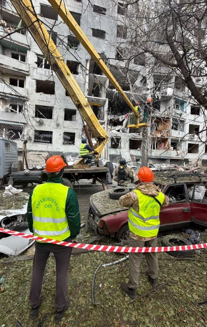 Комунальники усувають наслідки обстрілу Харкова